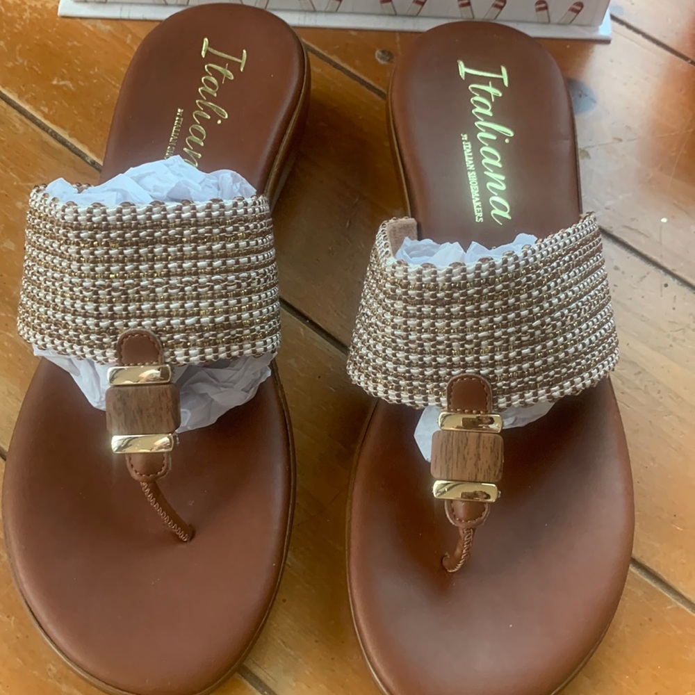 Like New Italiana  sandals w/ gold thread  band.